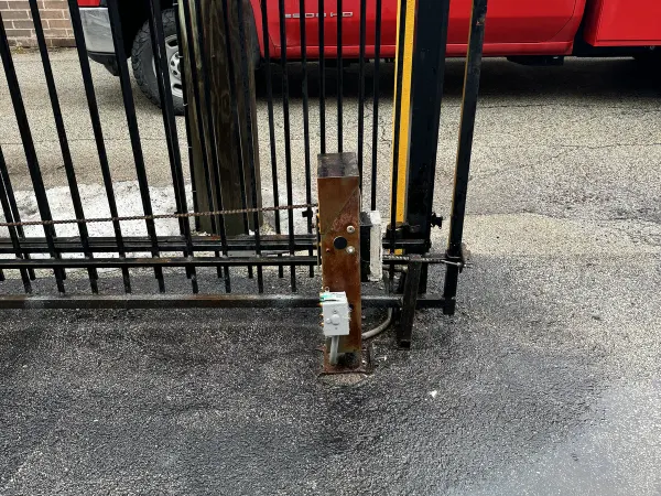 Hydraulic swing-gate operator mounted to a masonry pillar
